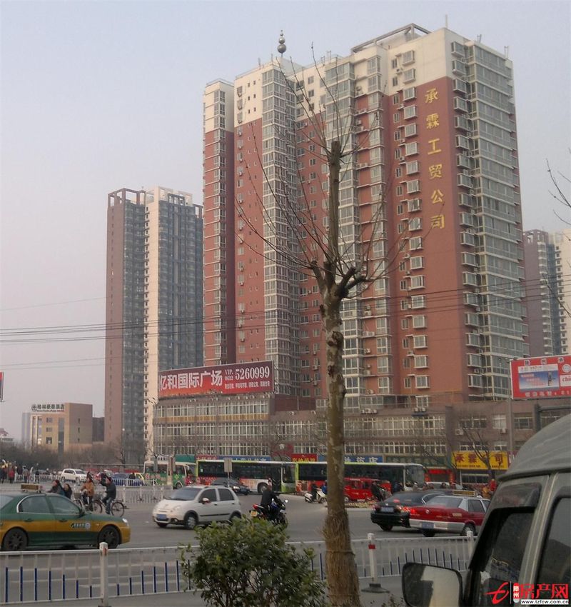 人民醫(yī)院公交車站，杏壇廣場(chǎng)，精裝修，沒住過。