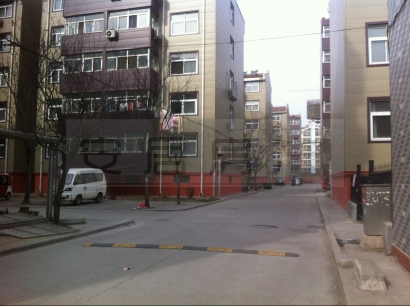 學(xué)區(qū)現(xiàn)房，供暖空調(diào)，部分家具，菜市附近，交通便利。