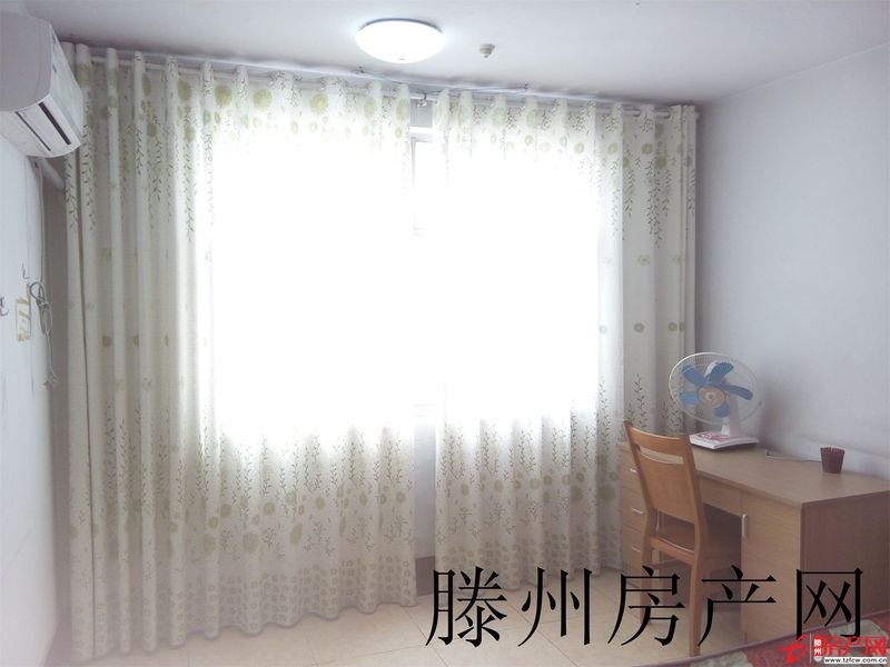 步行街北首，華聯超市對面，交通方便，拎包即住