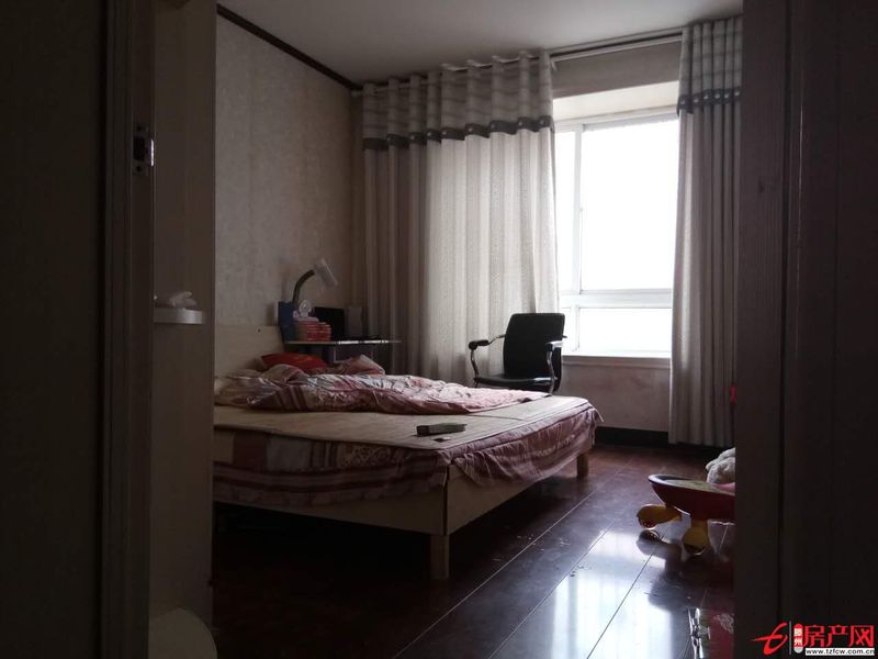 香格里拉好樓層，中等裝修，新證，配合貸款。