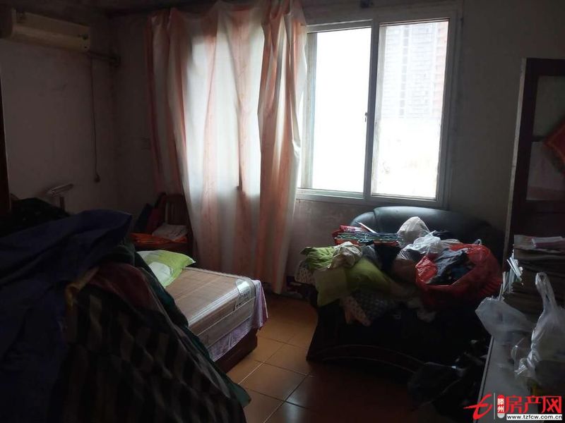 步行街南，平等小區，3室1廳，簡裝，滿五，送儲藏室