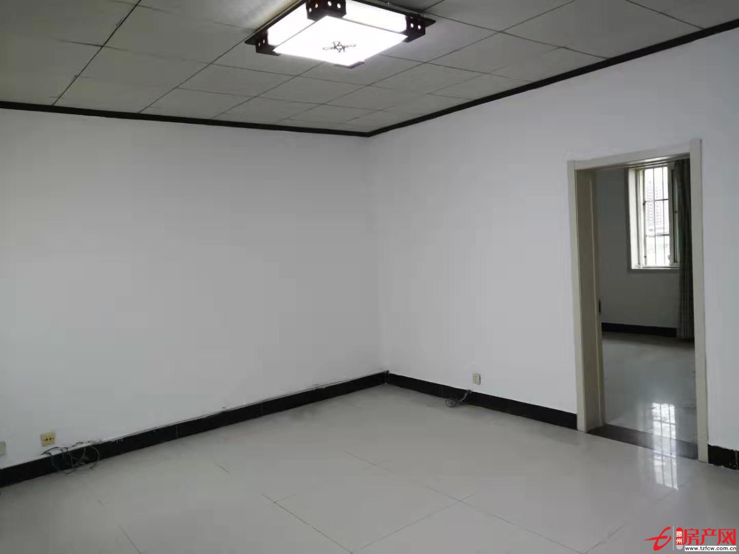 金城花園六樓八六平方含儲(chǔ)藏室水電暖齊全精裝修五七萬吉房急售