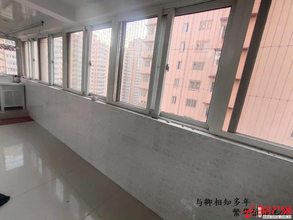問天三期東區，靠近東門，精裝修，廚房衛生間有窗戶，二個陽臺